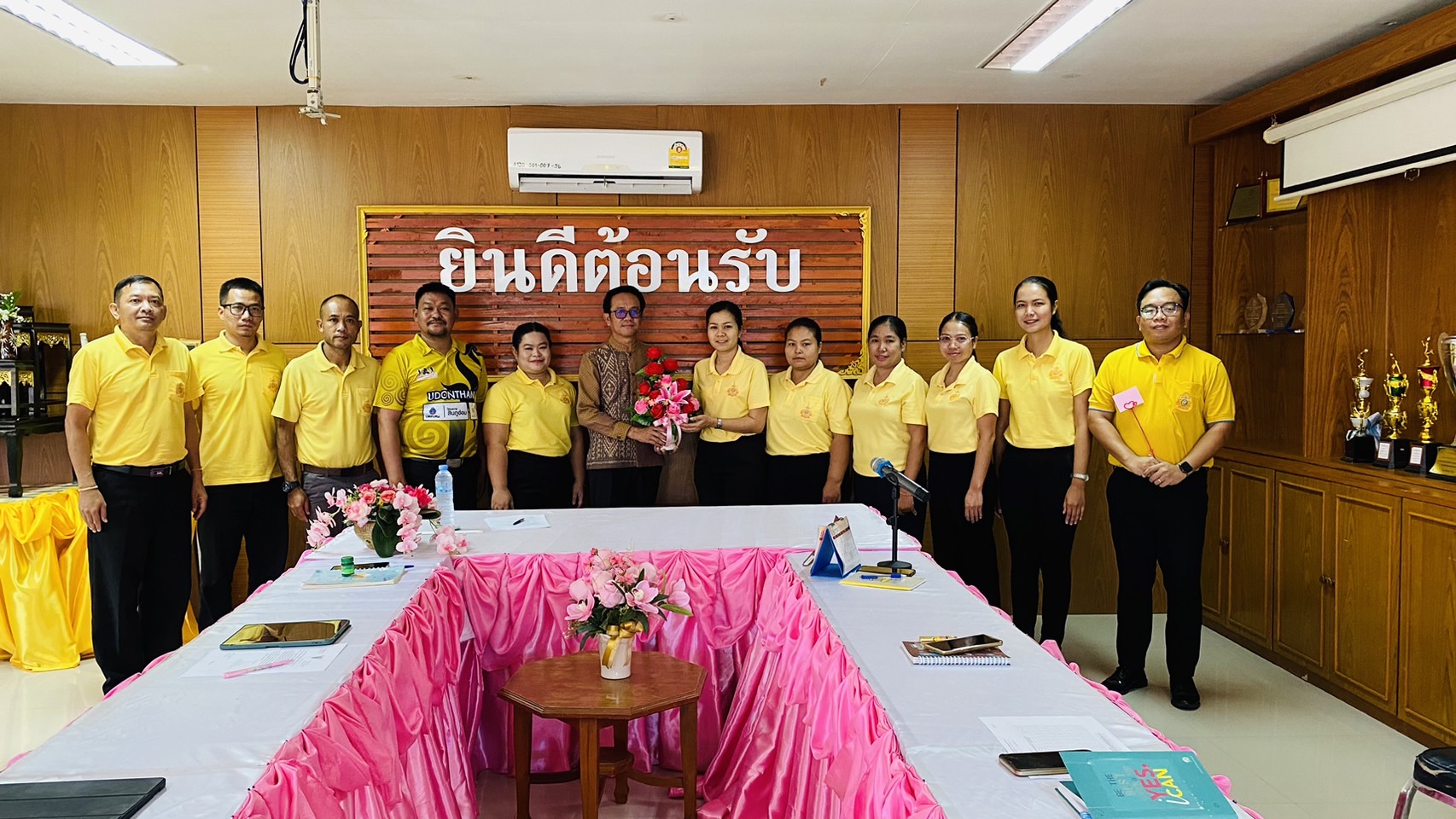 วันที่ ๙ กันยายน ๒๕๖๗ นางสาวยุธิดา แพงกัญญา ครู พร้อมด้วย คณะครู สกร.ระดับอำเภอทุ่งฝน แสดงความยินดีในโอกาสที่ นายเทพพร เต็มตาวงษ์ ครู รักษาการในตำแหน่ง ผู้อำนวยการสถานศึกษา ศูนย์ส่งเสริมการเรียนรู้ระดับอำเภอทุ่งฝน ณ สกร.ระดับอำเภอทุ่งฝน จังหวัดอุดรธานี